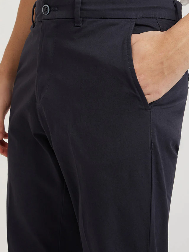 Men Blue Carrot Fit Solid Cotton Blend Trouser - Image 6