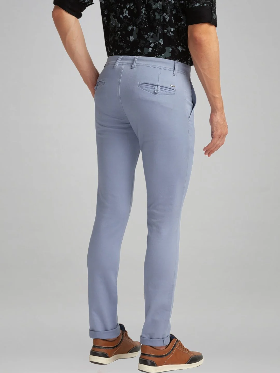 Men Blue Low Rise Tapered Fit Piece Dyed Cotton Blend Trouser - Image 3