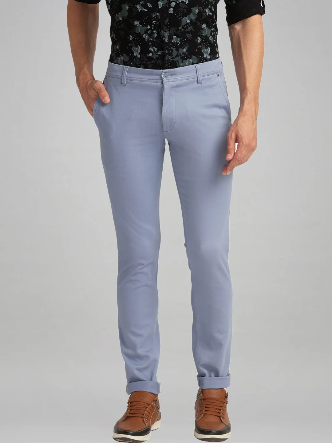 Men Blue Low Rise Tapered Fit Piece Dyed Cotton Blend Trouser - Image 4