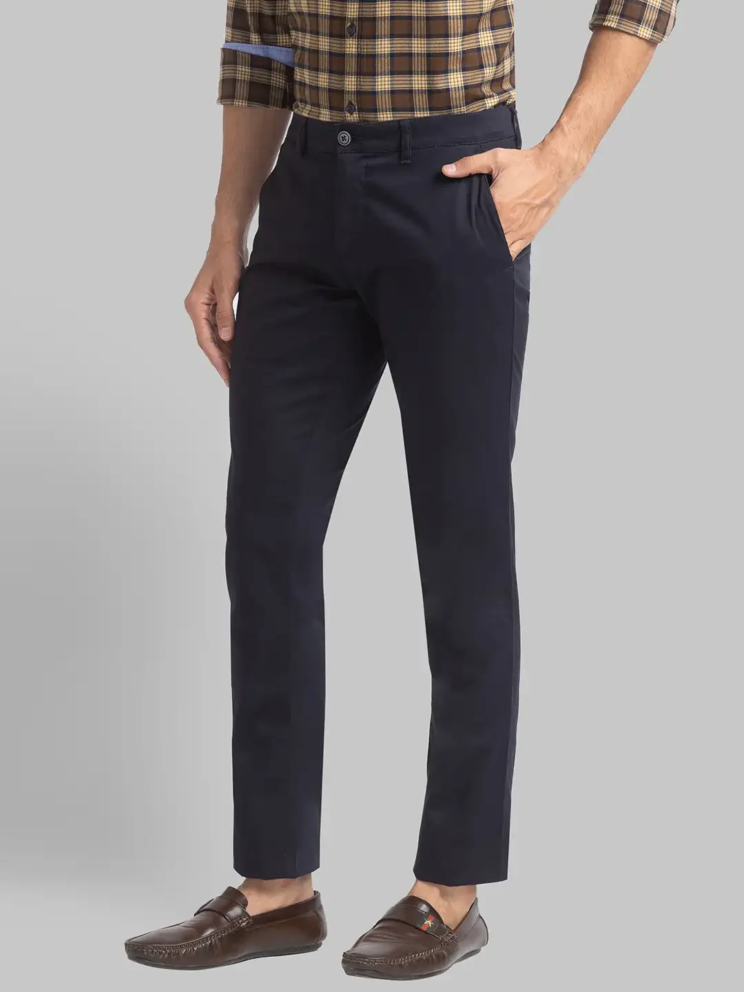Men Blue Low Rise Tapered Fit Solid Cotton Blend Trouser - Image 3