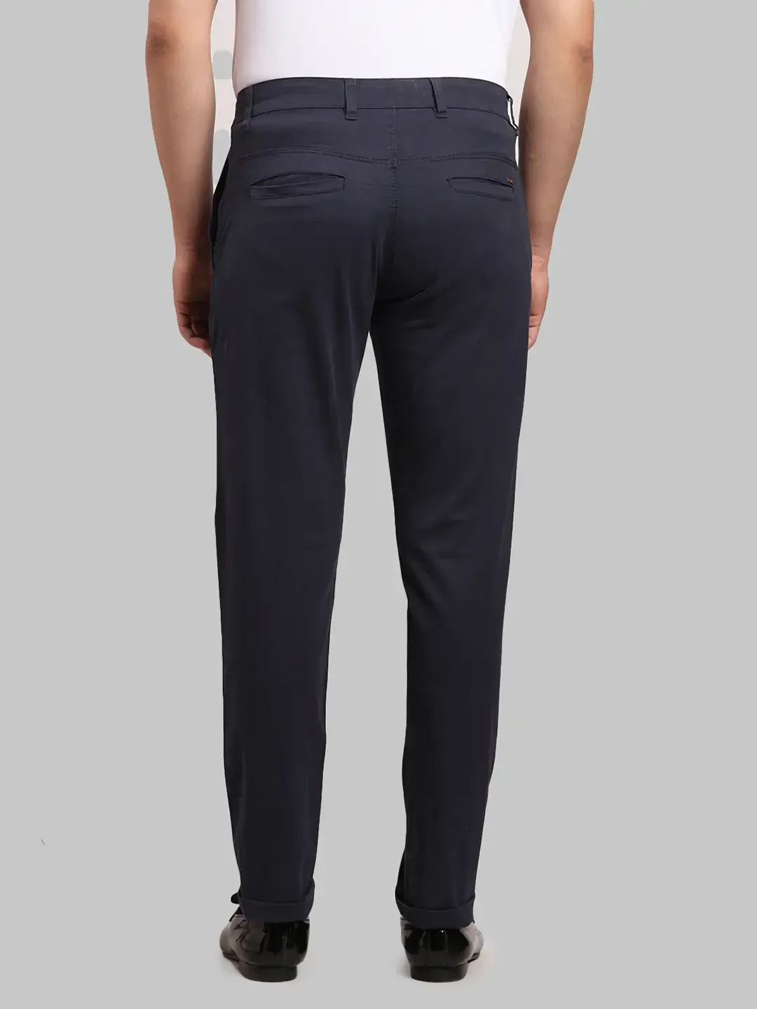 Men Blue Low Rise Tapered Fit Solid Cotton Blend Trouser - Image 4