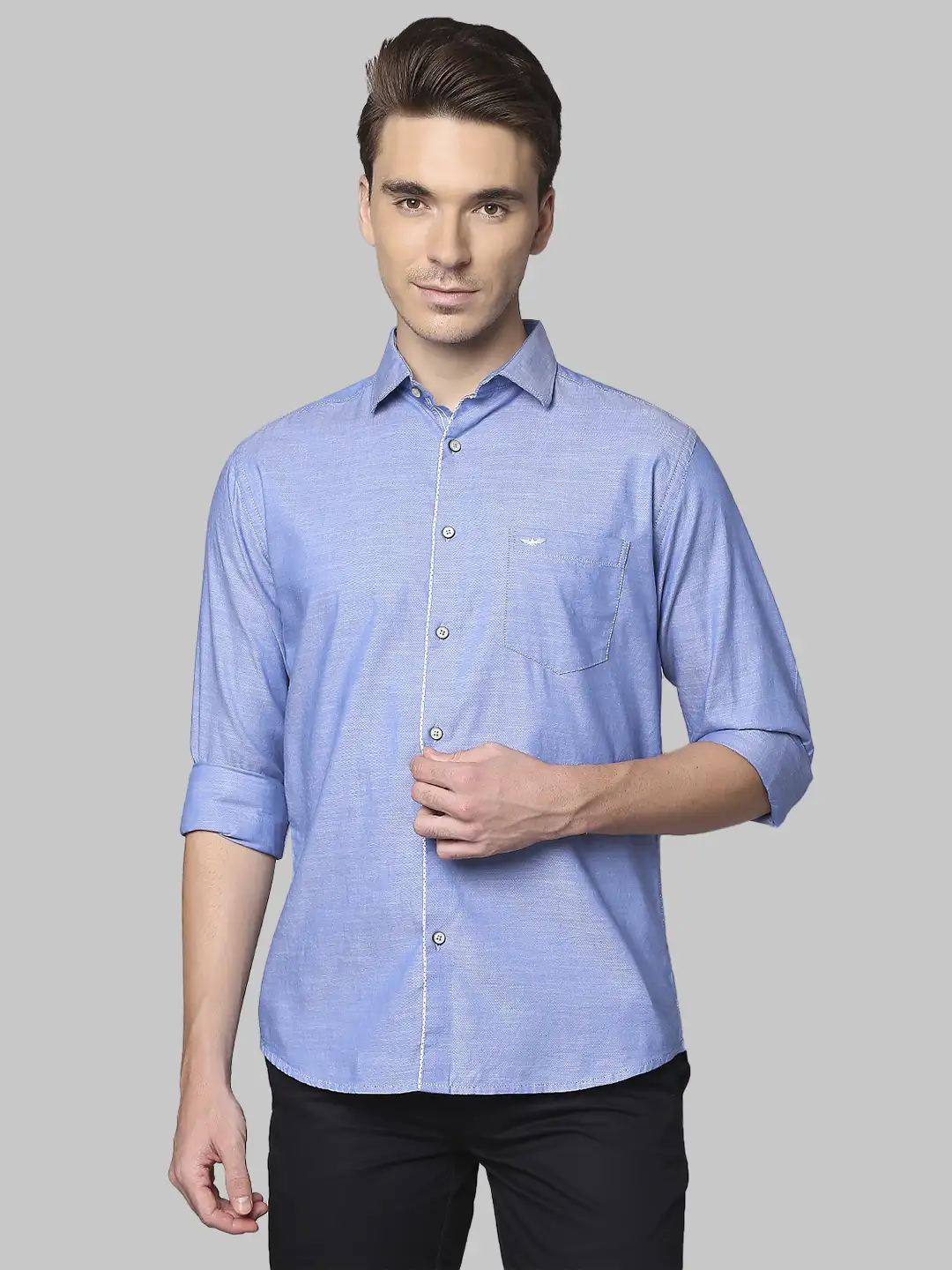 Men Blue Slim Fit Chambray Cotton Cut Away Collar Shirts