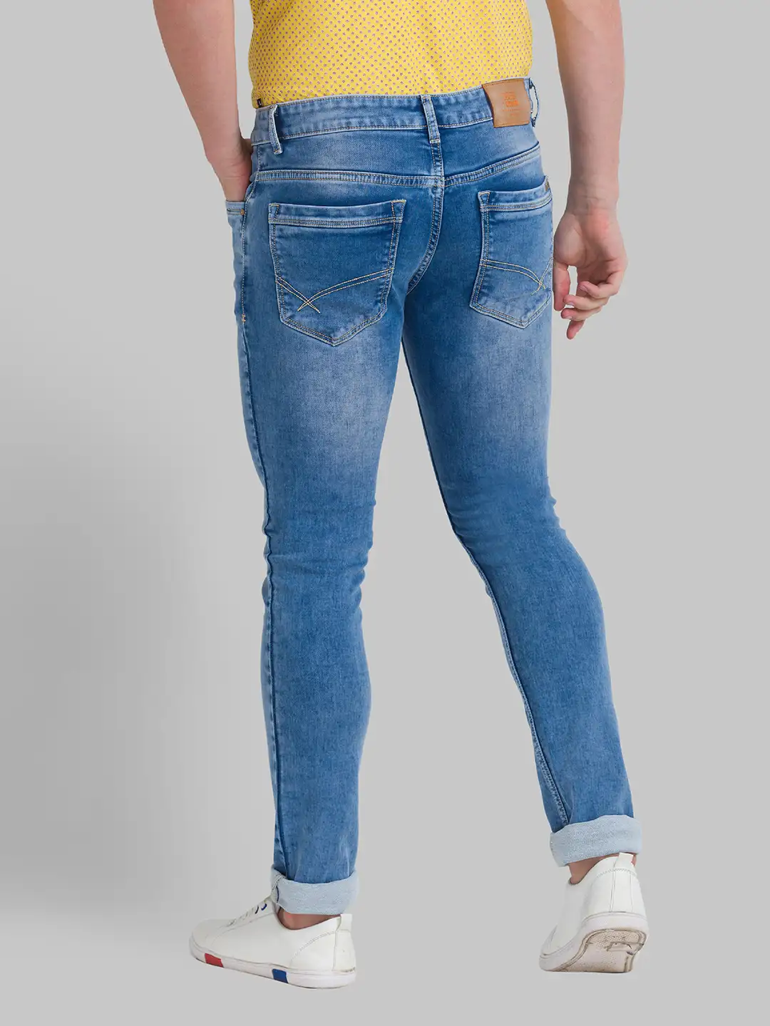 Men Blue Slim Tapered Fit Dobby Cotton Blend Jeans - Image 4