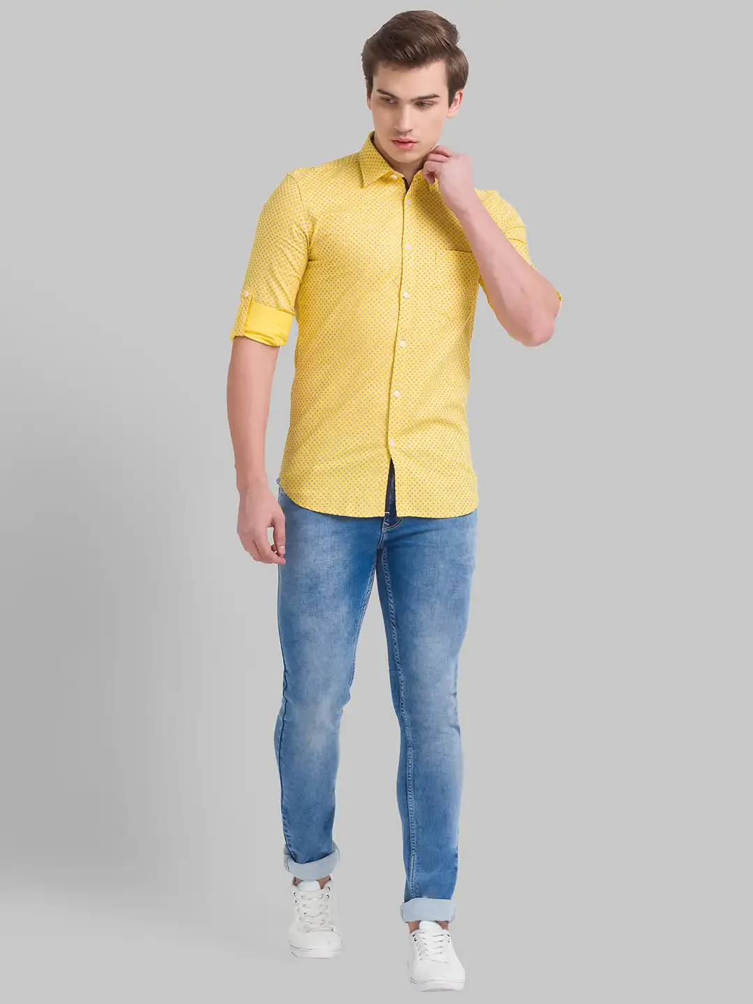 Men Blue Slim Tapered Fit Dobby Cotton Blend Jeans - Image 5