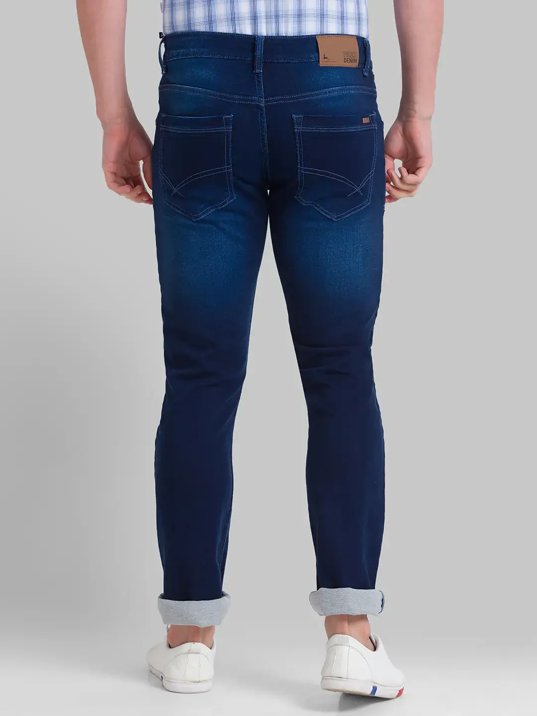 Men Blue Slim Tapered Fit Dobby Cotton Blend Jeans - Image 4