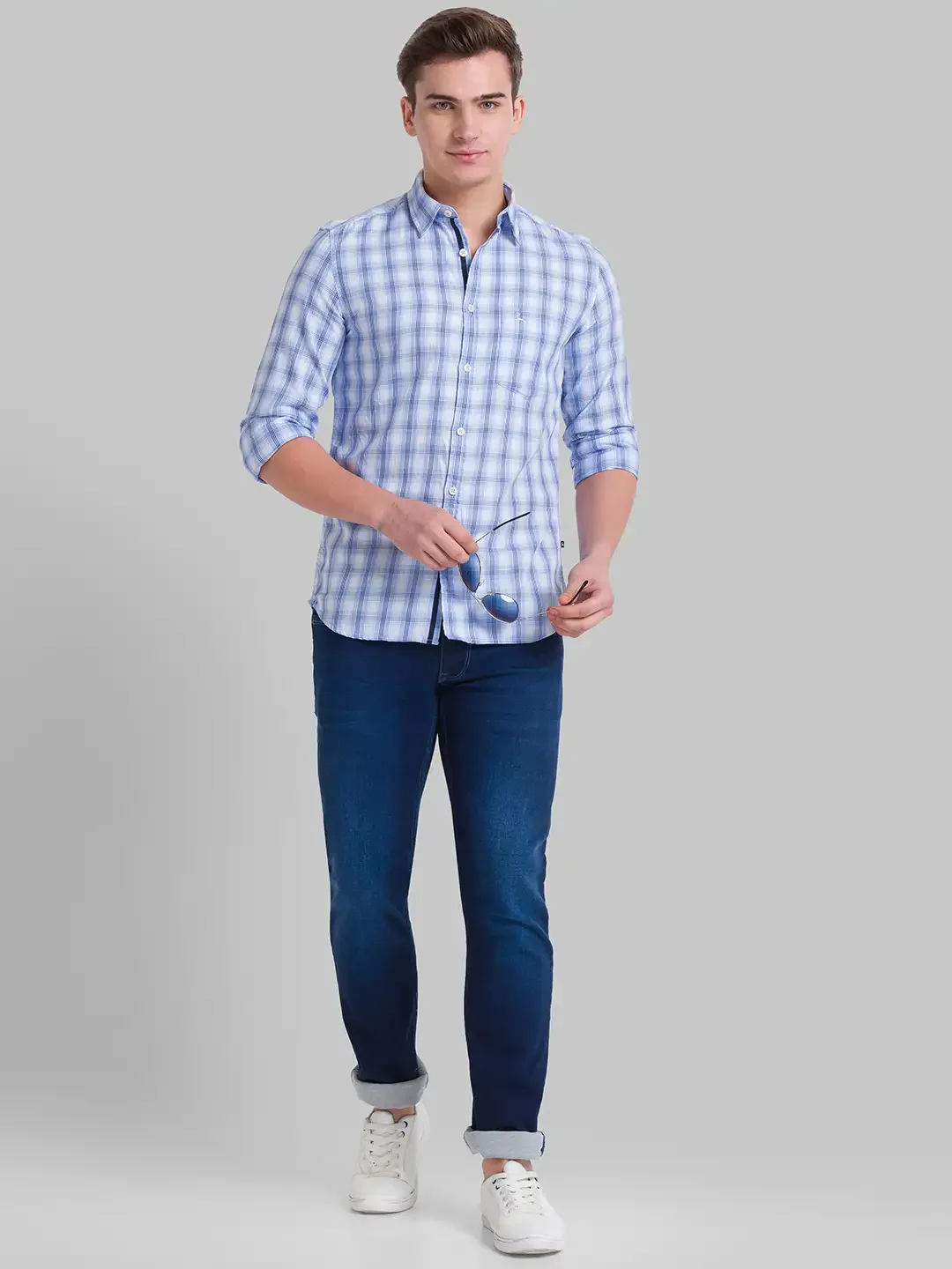 Men Blue Slim Tapered Fit Dobby Cotton Blend Jeans - Image 5