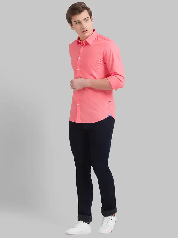Men Blue Slim Tapered Fit Dobby Cotton Blend Jeans - Image 5