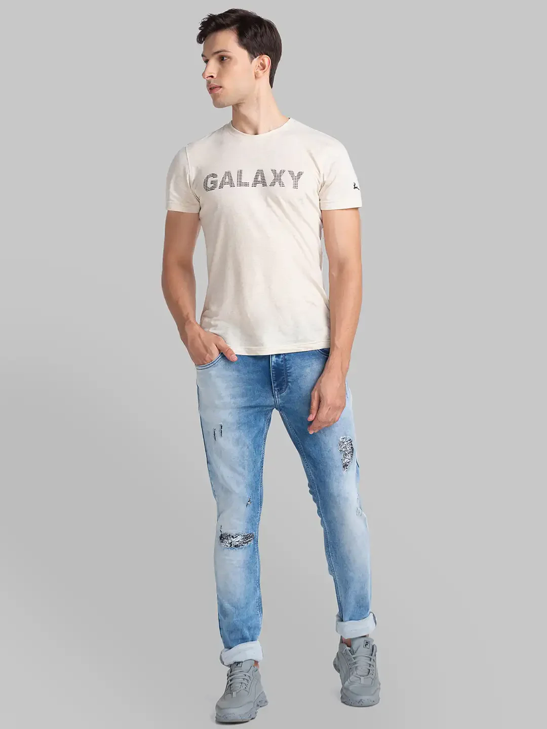 Men Blue Slim Tapered Fit Knitted Cotton Blend Jeans - Image 5