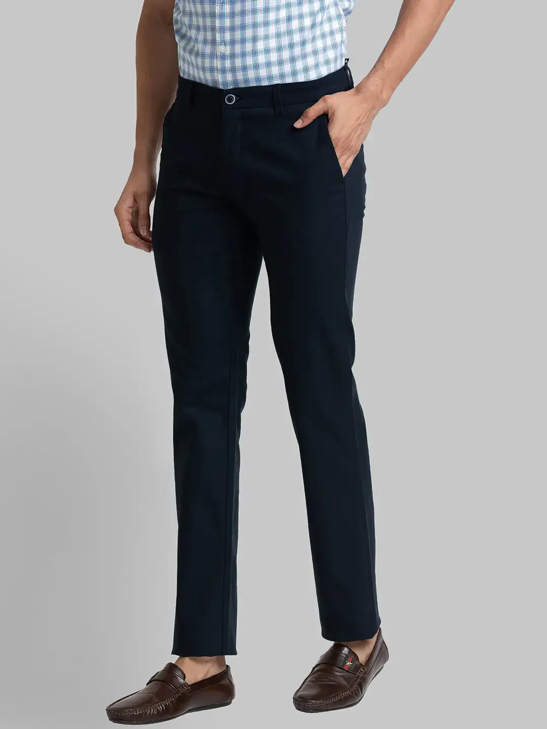 Men Blue Slim Tapered Fit Solid Cotton Blend Trouser - Image 3