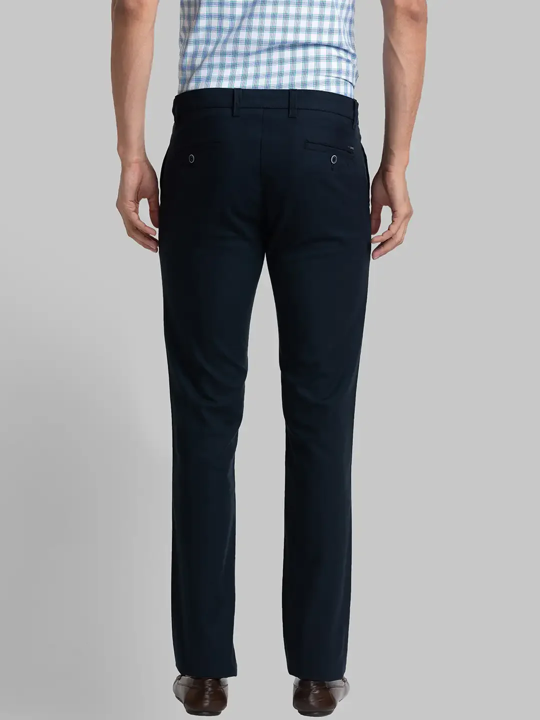 Men Blue Slim Tapered Fit Solid Cotton Blend Trouser - Image 4