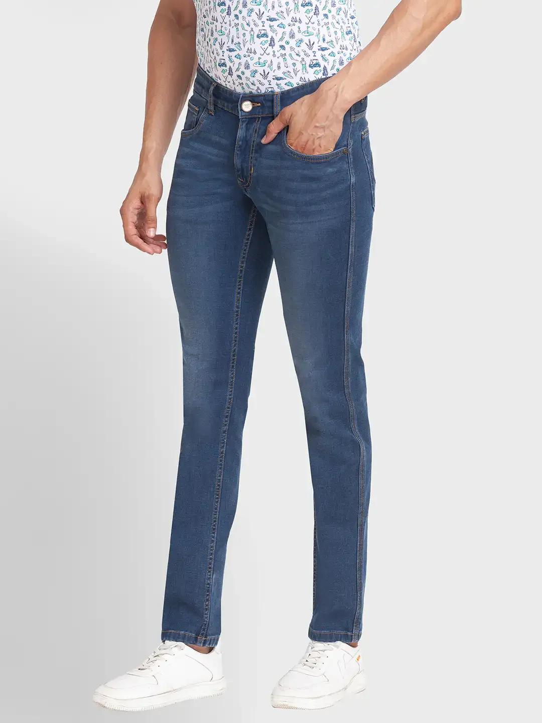 Men Blue Tapered Fit Cross Dyed Cotton Blend Jeans - Image 3