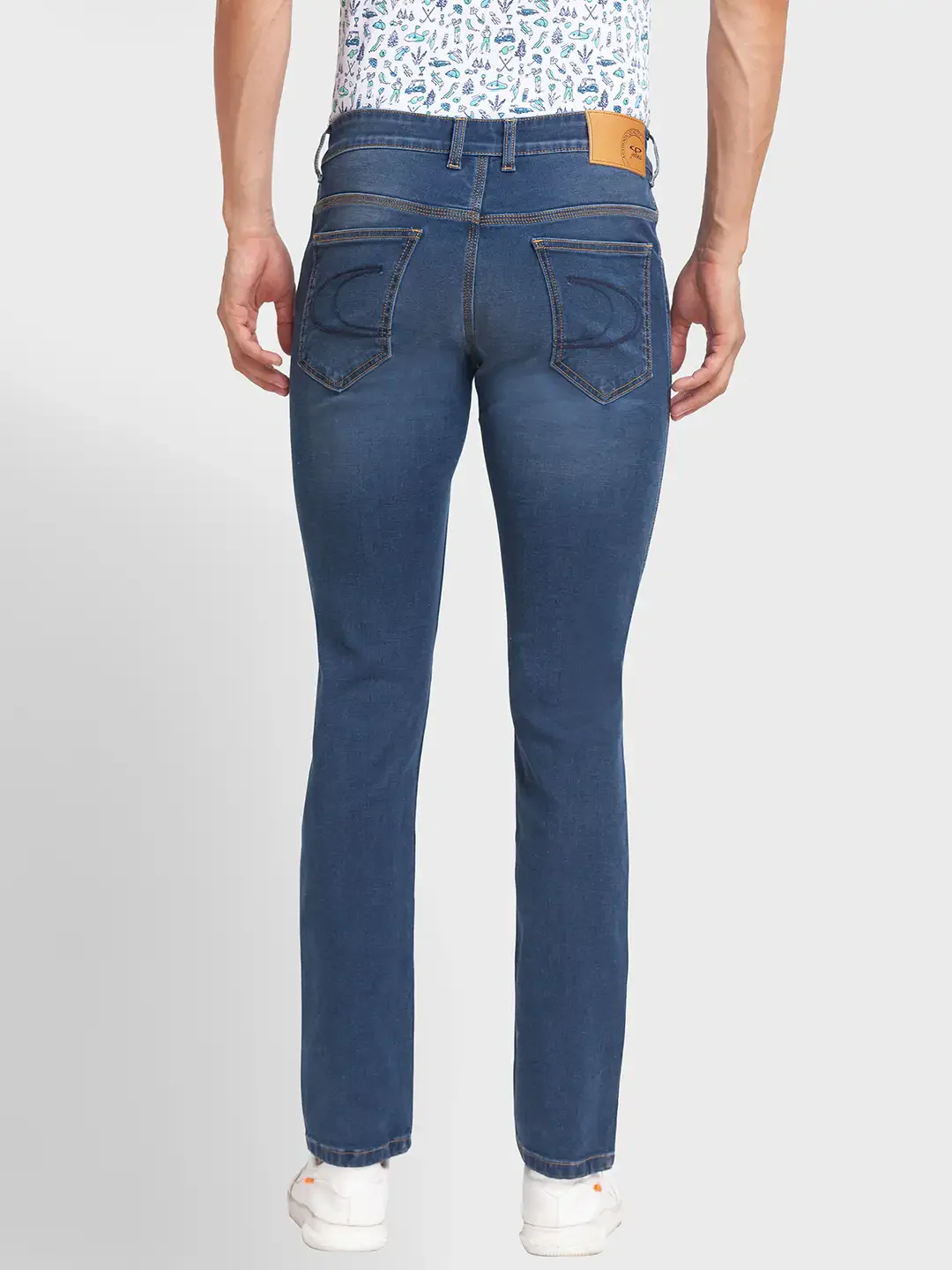 Men Blue Tapered Fit Cross Dyed Cotton Blend Jeans - Image 4