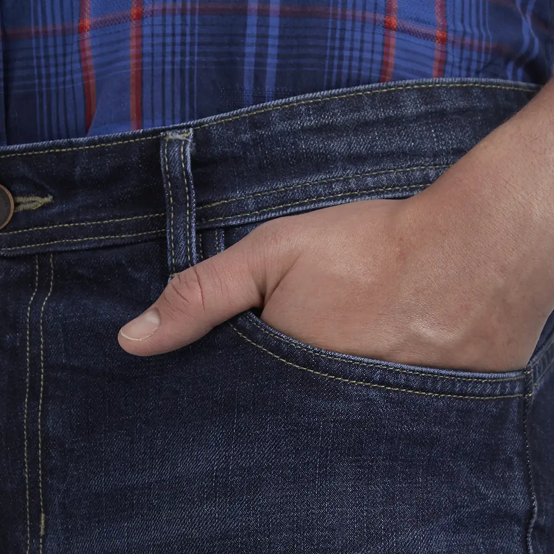 Men Blue Tapered Fit Warp Chambray Cotton Blend Jeans - Image 6