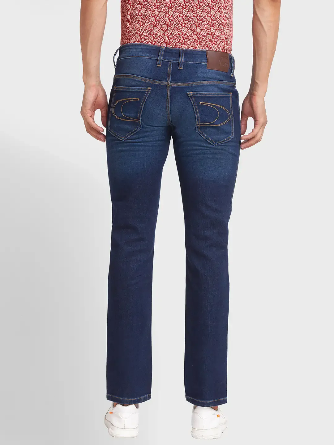 Men Blue Tapered Fit Warp Chambray Cotton Blend Jeans - Image 4