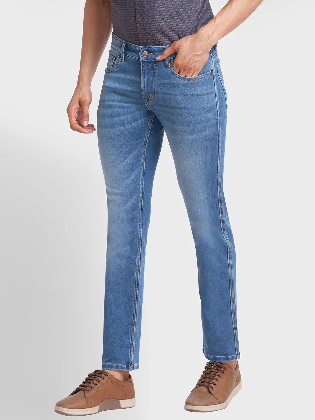 Men Blue Tapered Fit Warp Chambray Cotton Blend Jeans - Image 3