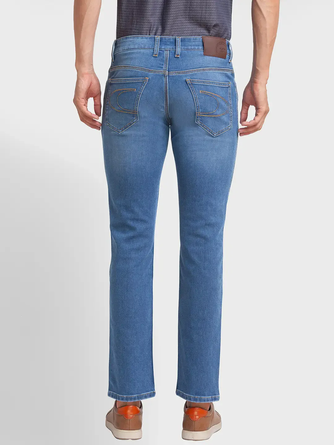 Men Blue Tapered Fit Warp Chambray Cotton Blend Jeans - Image 4