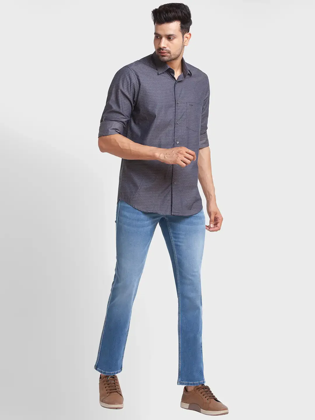 Men Blue Tapered Fit Warp Chambray Cotton Blend Jeans - Image 5