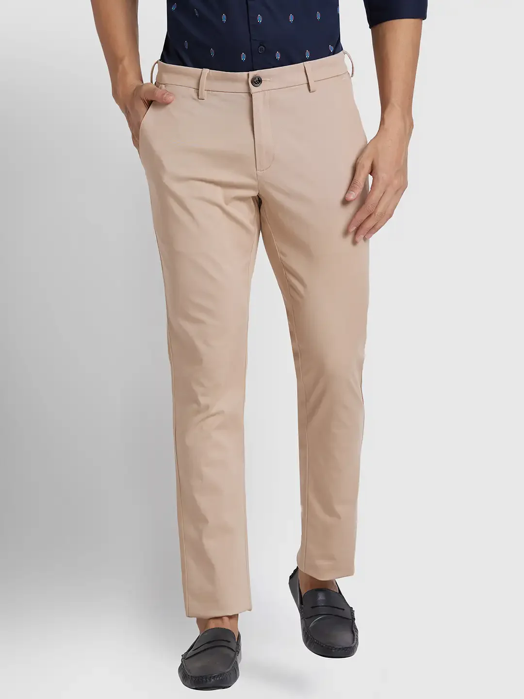 Men Fawn Slim Fit Solid Piece Dyed Cotton Blend Trouser