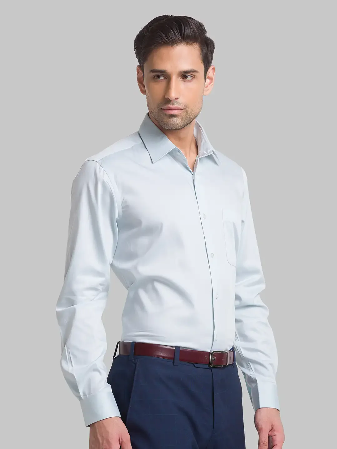 Men Green Contemporary Fit Solid Cotton Blend Cutaway Collar Shirts - Image 2