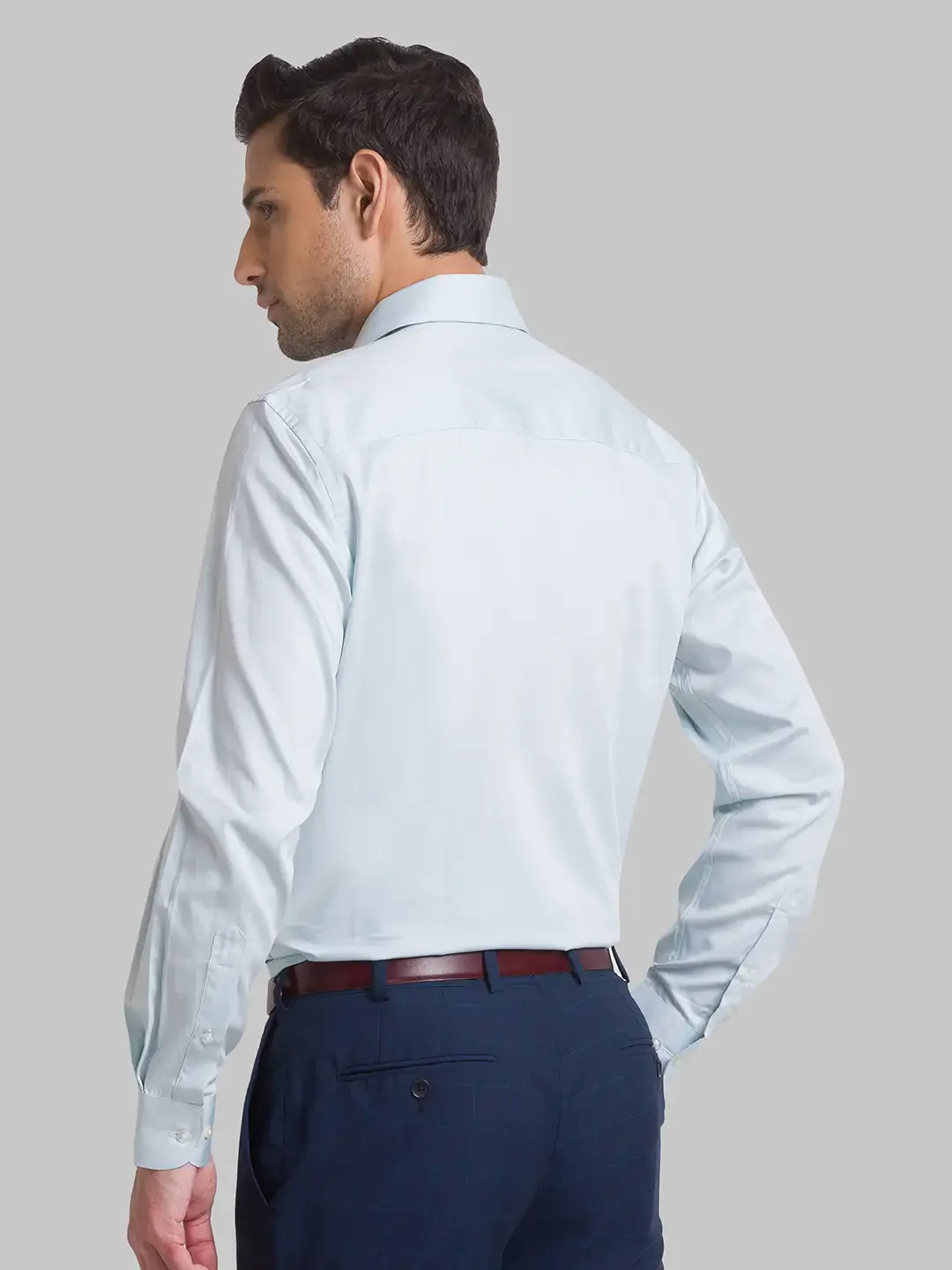 Men Green Contemporary Fit Solid Cotton Blend Cutaway Collar Shirts - Image 4