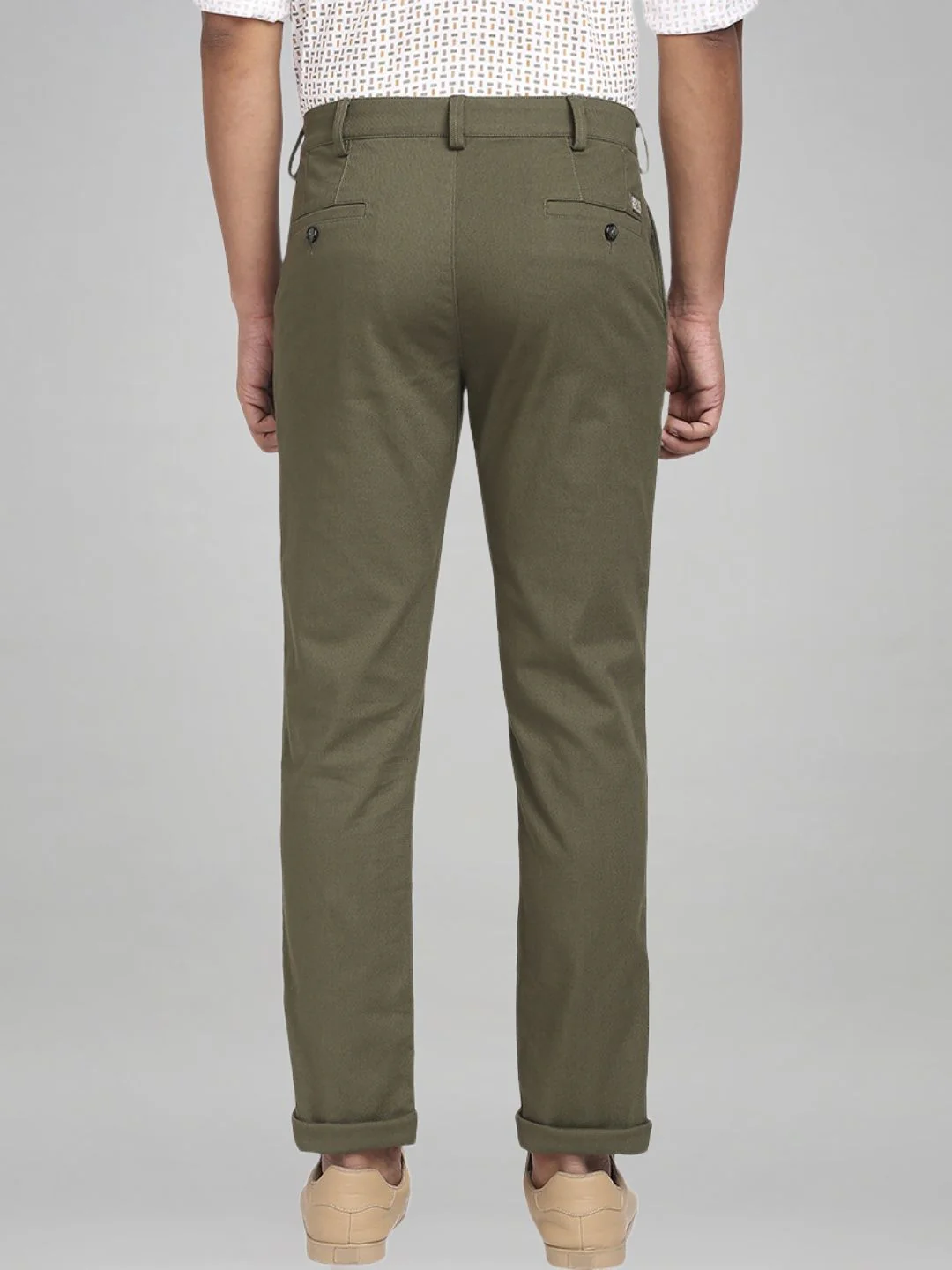 Men Green Contemporary Fit Solid Piece Dyed Cotton Blend Trouser - Image 2