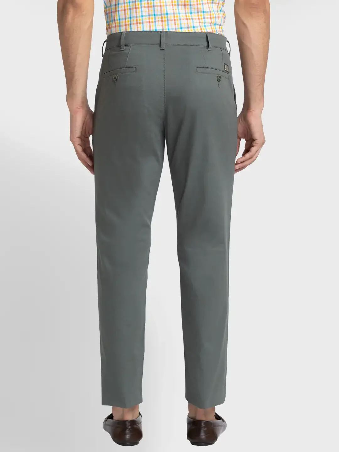 Men Green Contemporary Fit Solid Piece Dyed Cotton Blend Trouser - Image 4