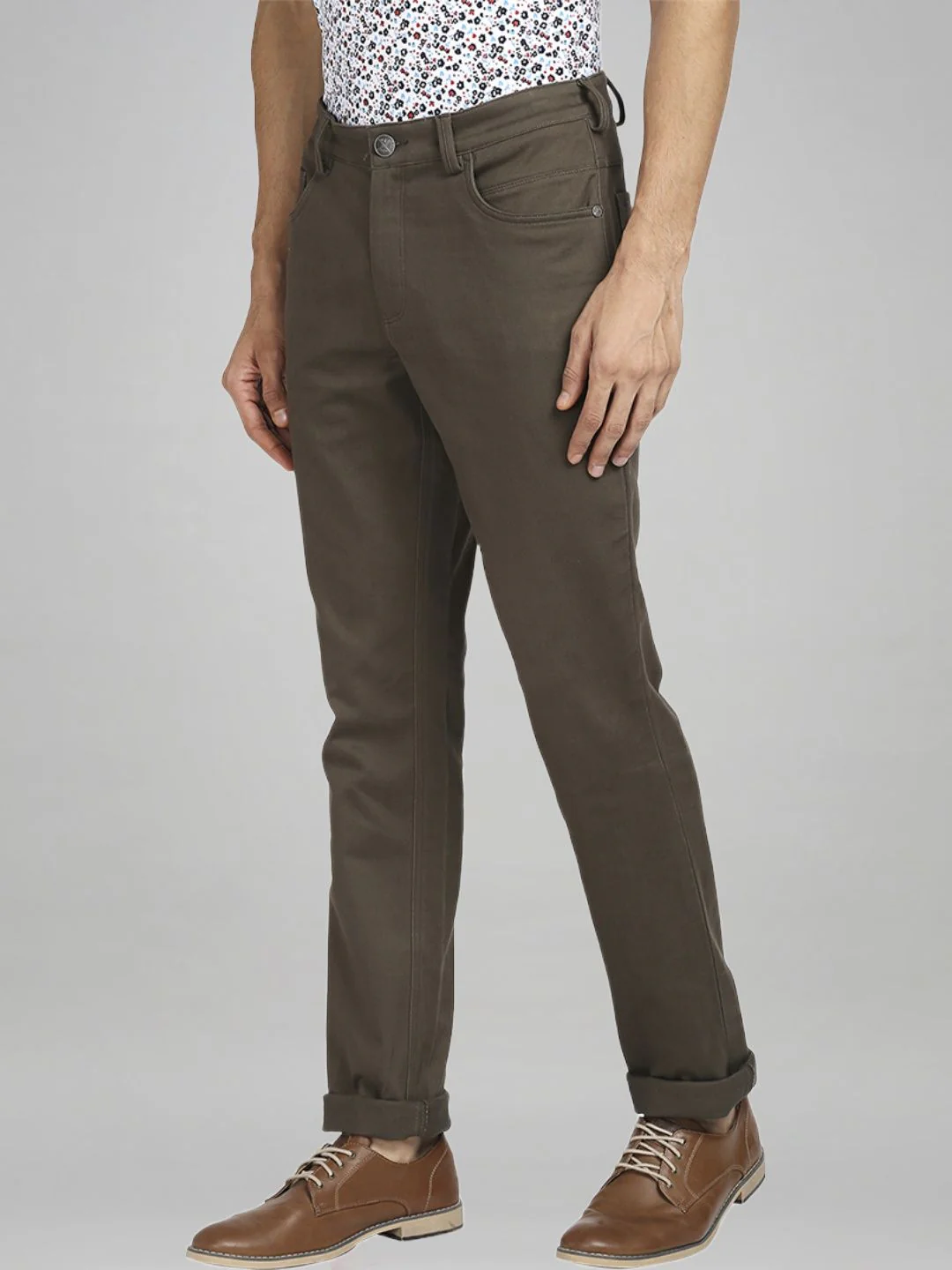 Men Green Contemporary Fit Solid Piece Dyed Cotton Blend Trouser - Image 6