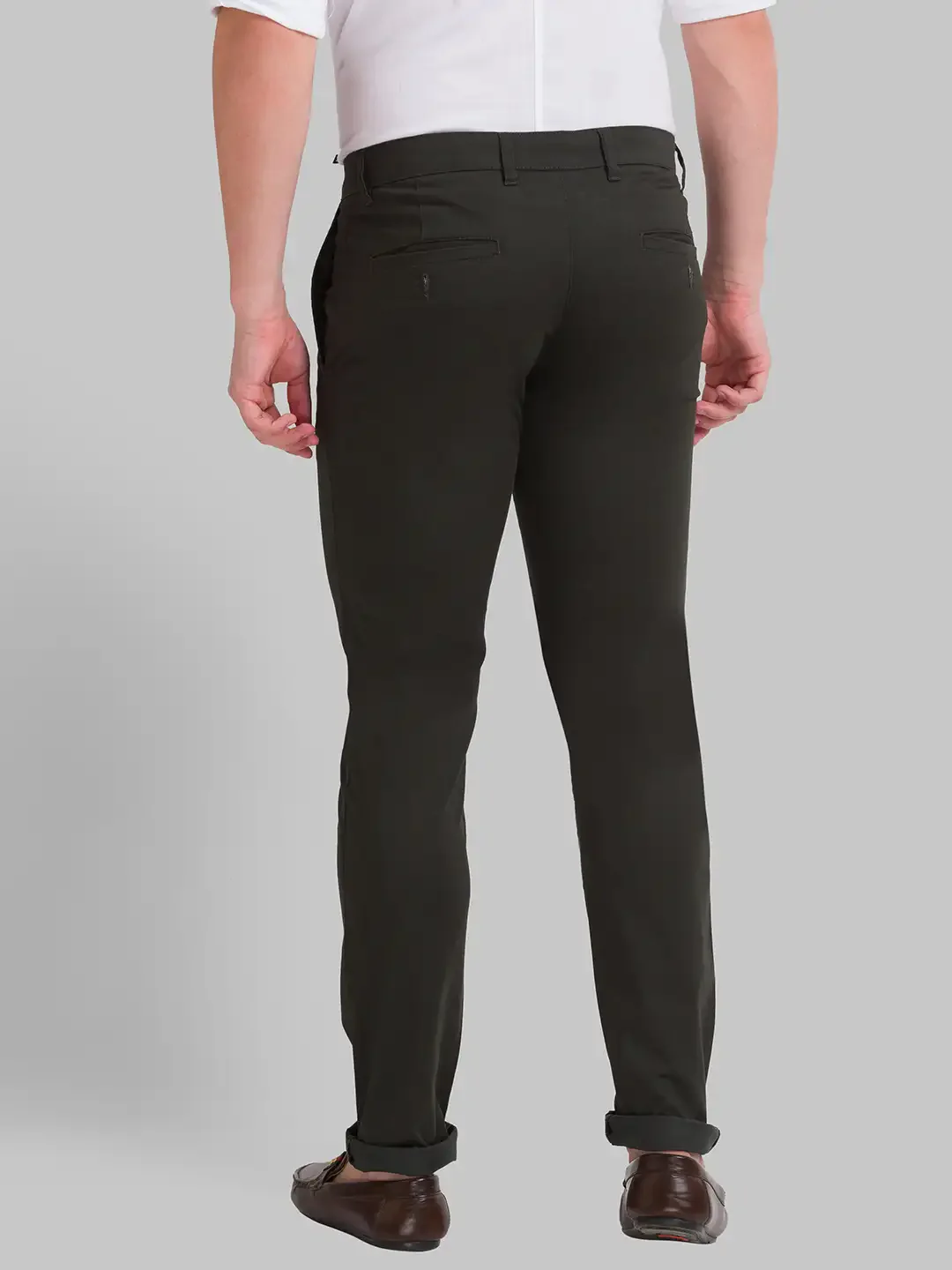 Men Green Low Rise Tapered Fit Solid Cotton Blend Trouser - Image 4