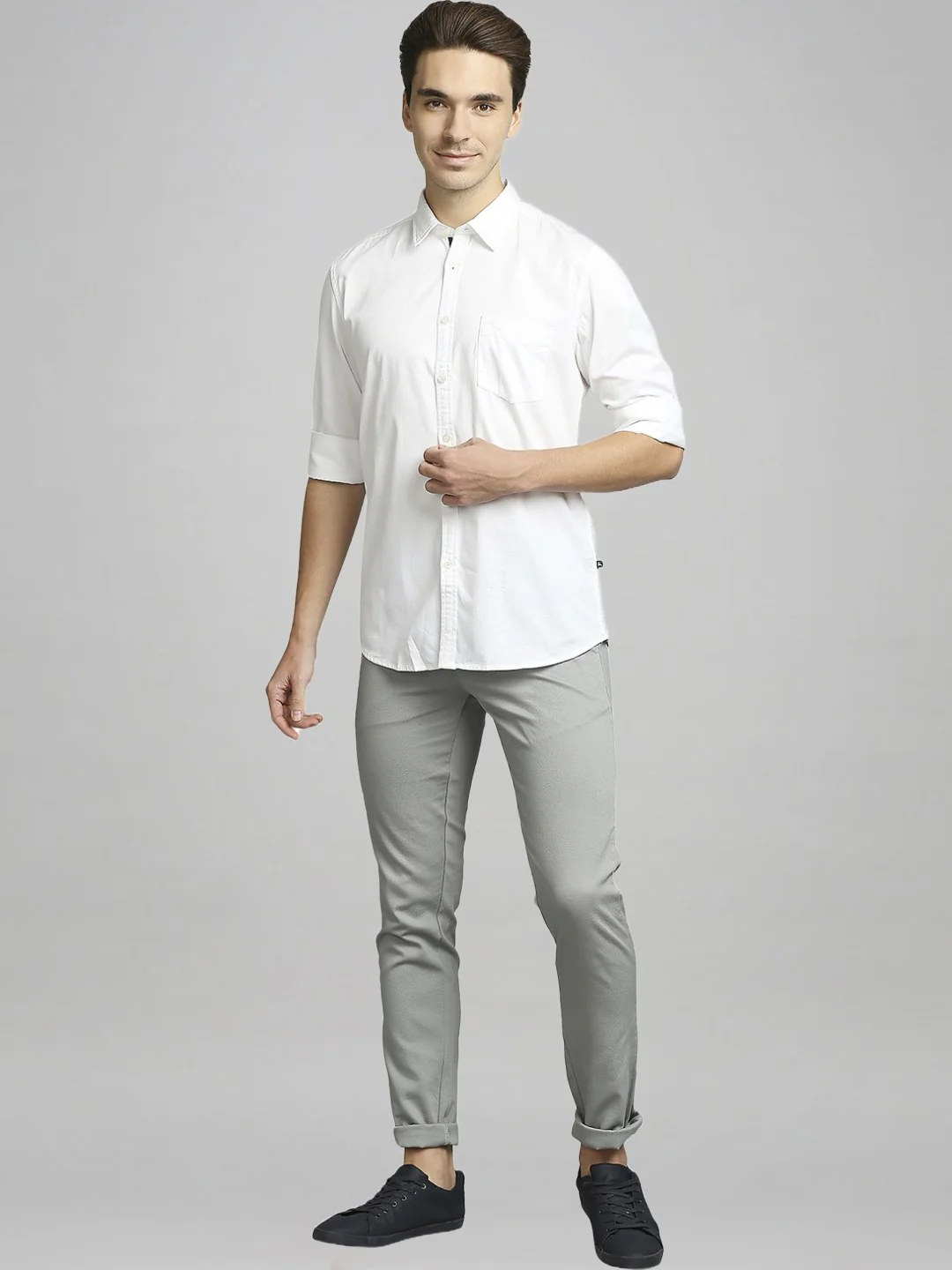 Men Green Low Rise Tapered Fit Solid Cotton Blend Trouser - Image 2