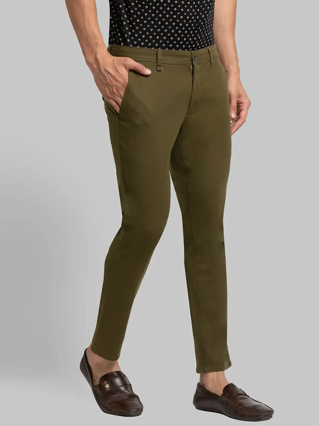 Men Green Super Slim Fit Solid Cotton Blend Trouser - Image 2