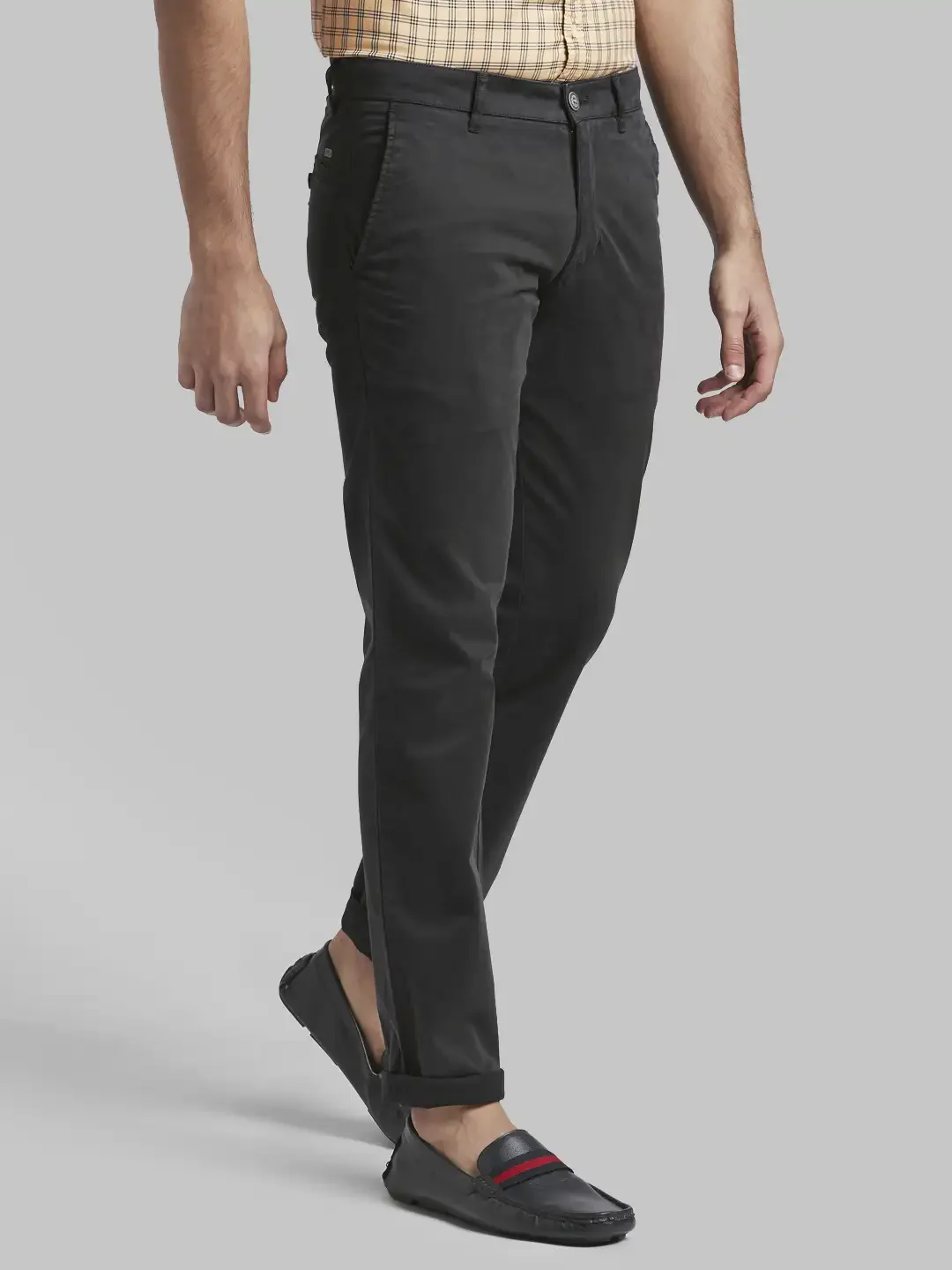 Men Grey Low Rise Tapered Fit Rfd Overdyed Cotton Blend Trouser - Image 2