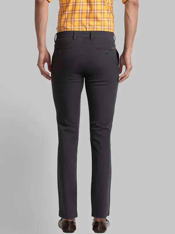 Men Grey Super Slim Fit Solid Cotton Blend Trouser - Image 4
