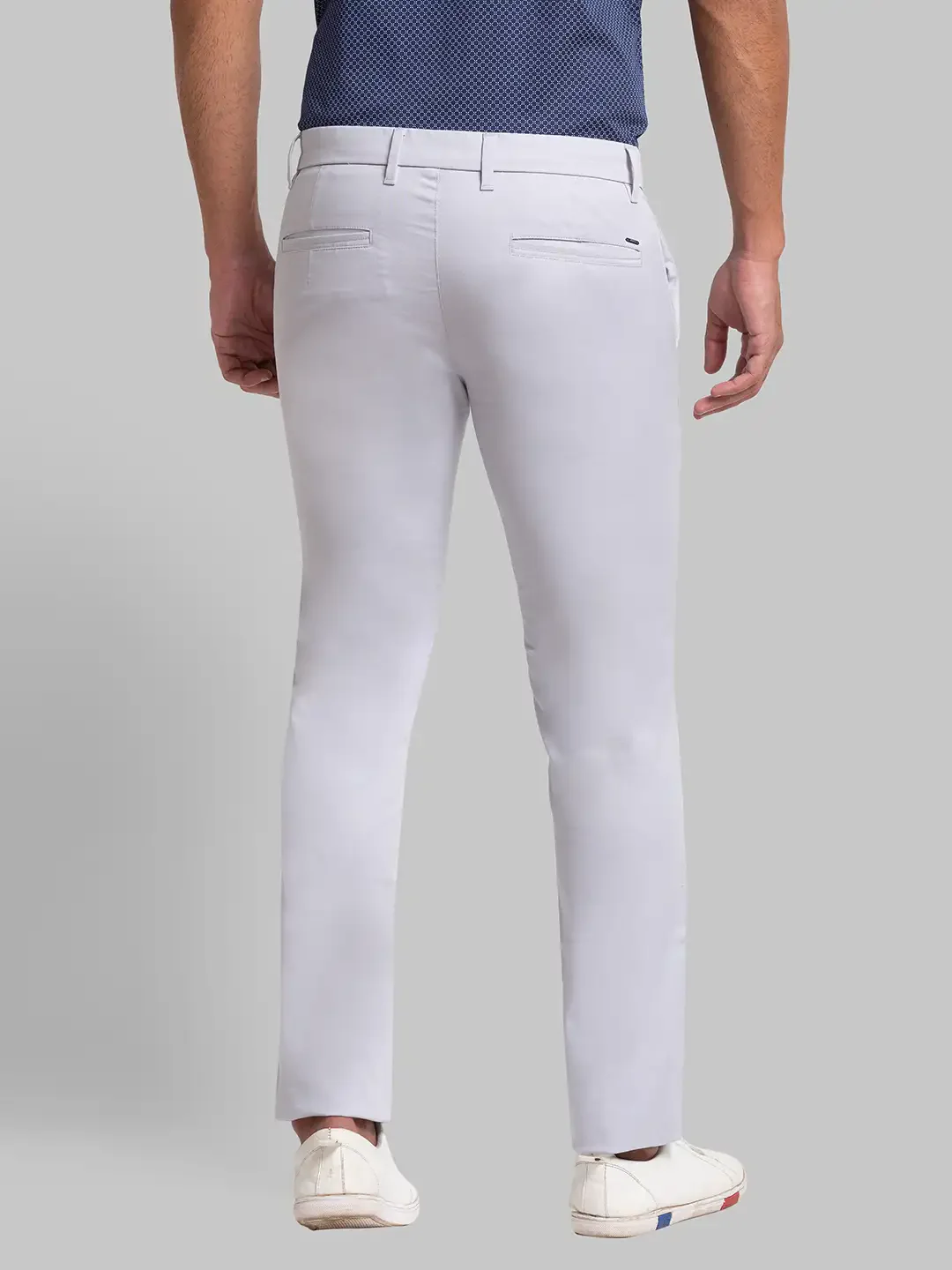 Men Grey Super Slim Fit Solid Cotton Blend Trouser - Image 4