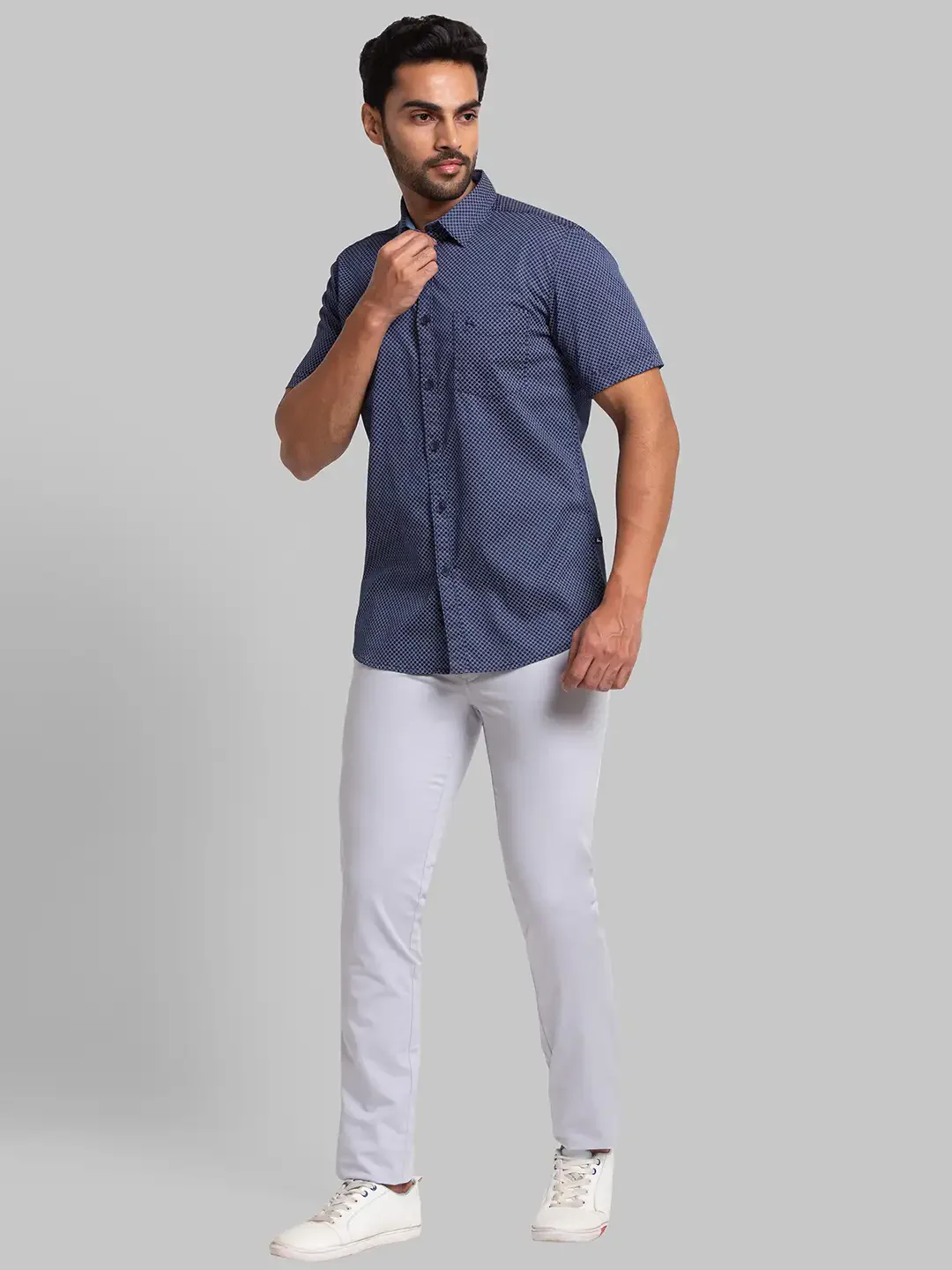 Men Grey Super Slim Fit Solid Cotton Blend Trouser - Image 5