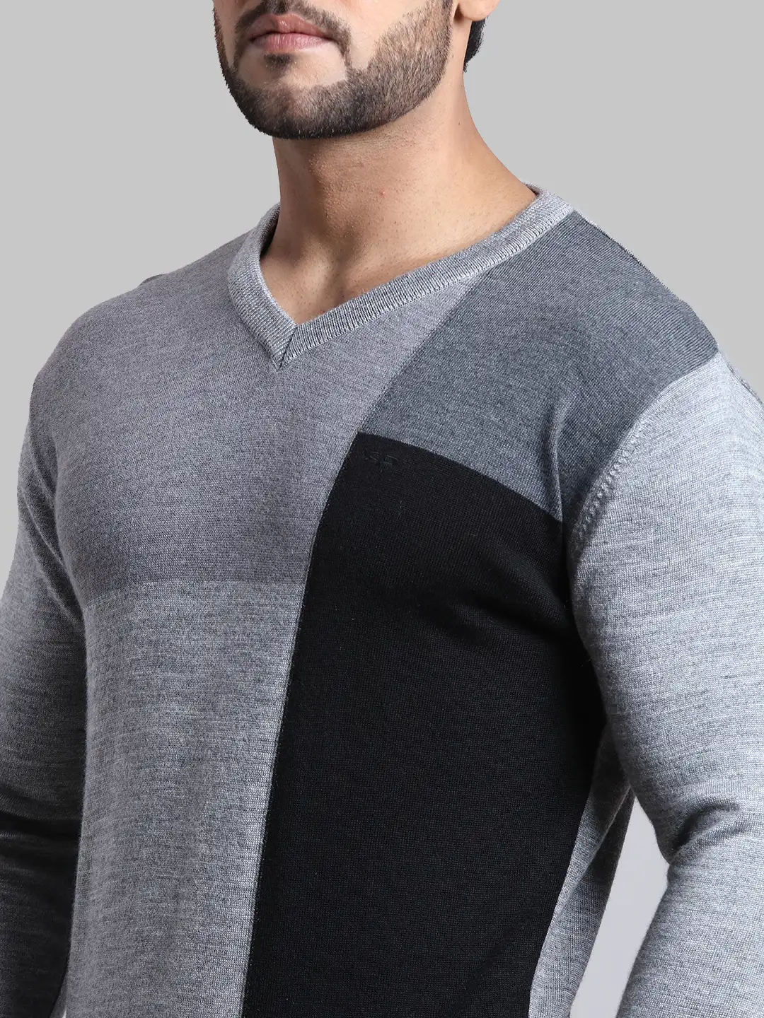 Men Grey Tailored Fit Intarsia Acrylic Wool Blend Full Sleeve V Neck Collar Sweaters - Image 6