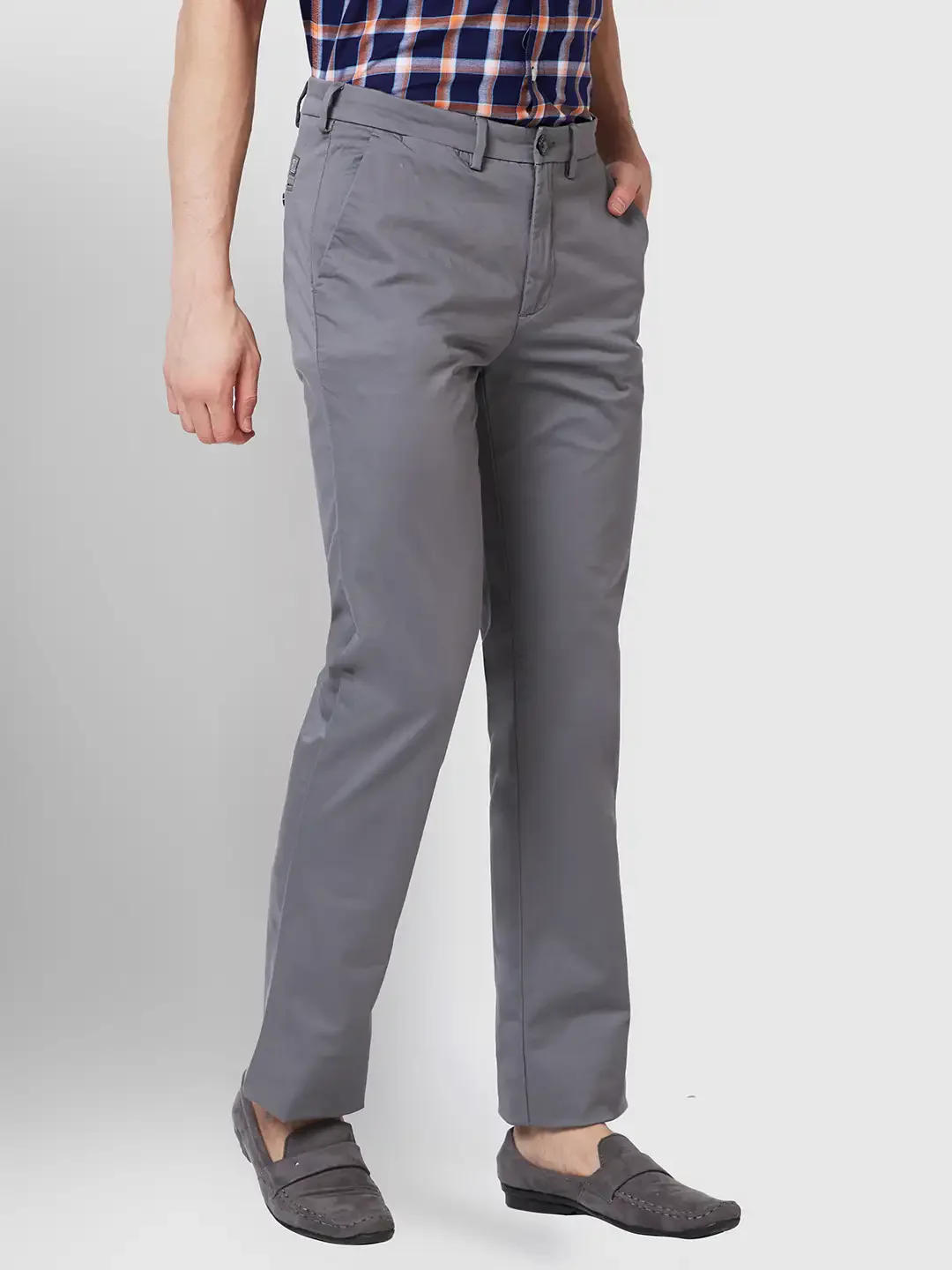 Men Grey Tailored Fit Solid Piece Dyed Cotton Blend Trouser - Image 2