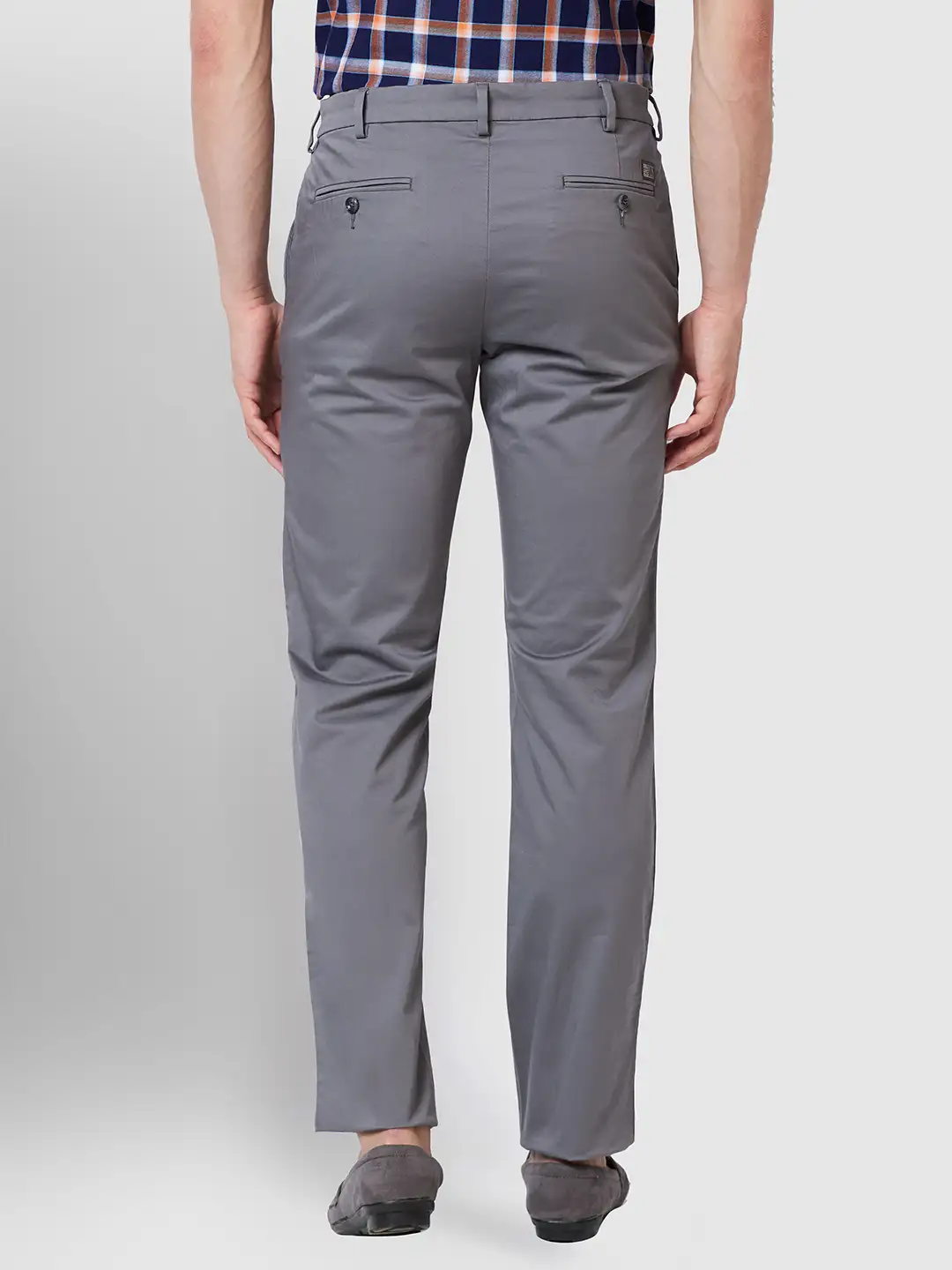 Men Grey Tailored Fit Solid Piece Dyed Cotton Blend Trouser - Image 4