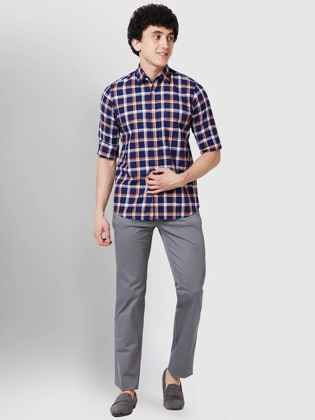 Men Grey Tailored Fit Solid Piece Dyed Cotton Blend Trouser - Image 5
