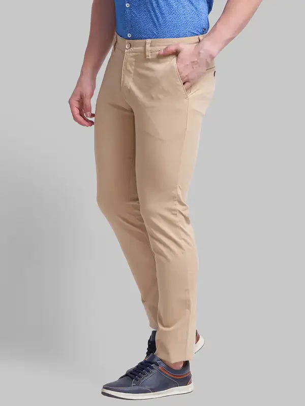 Men Khaki Low Rise Tapered Fit Solid Cotton Blend Trouser - Image 3