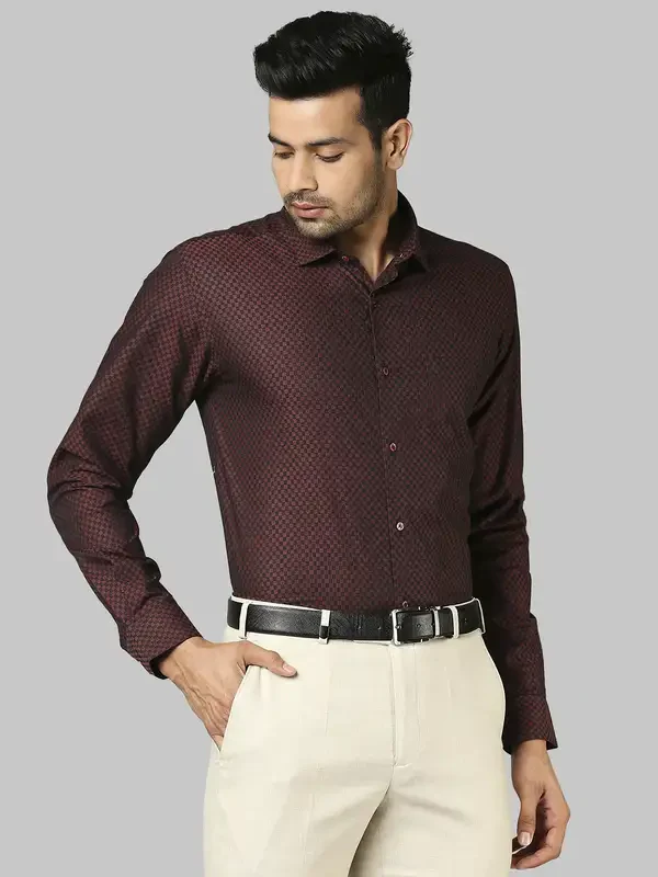 Men Maroon Slim Fit Structure Cotton Shirts - Image 2