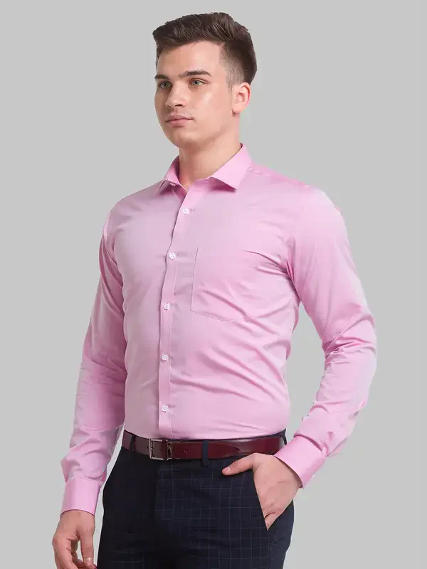Park Avenue Men Pink Solid Slim Fit Cotton Formal Shirt - Image 3