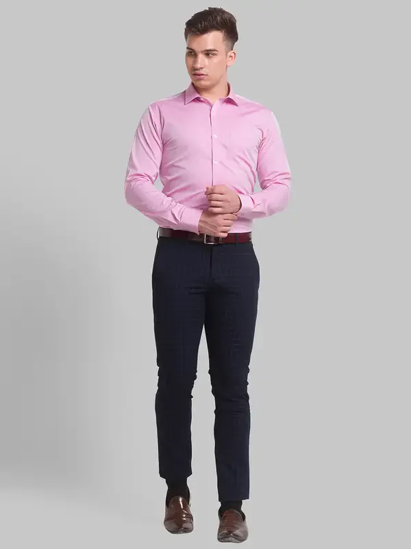 Park Avenue Men Pink Solid Slim Fit Cotton Formal Shirt - Image 5
