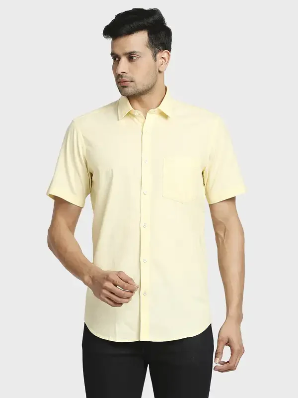 Men Yellow Tailored Fit Warp Chambray Cotton Half Sleeve Shirts