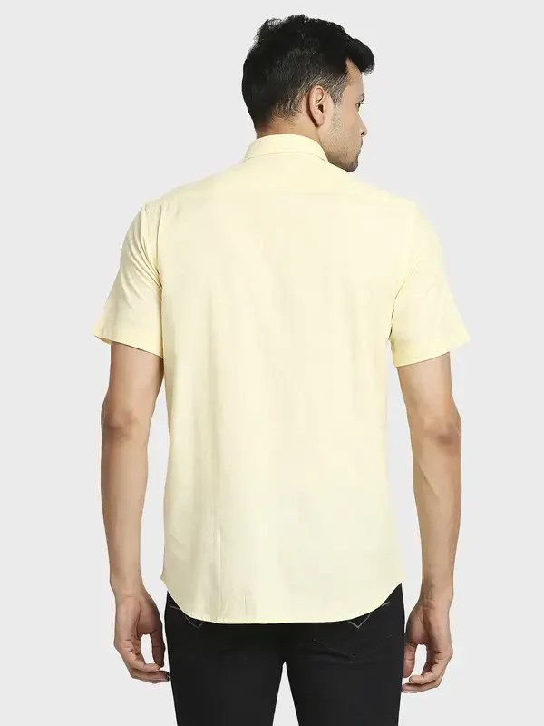 Men Yellow Tailored Fit Warp Chambray Cotton Half Sleeve Shirts - Image 4