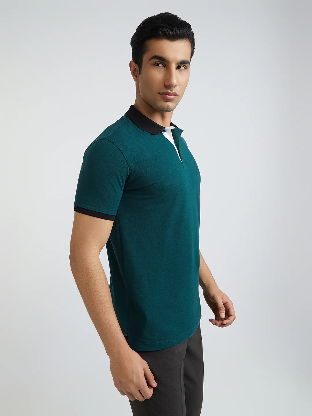 Park Avenue Green Solid Slim Fit Cotton Blend T-Shirt - Image 2
