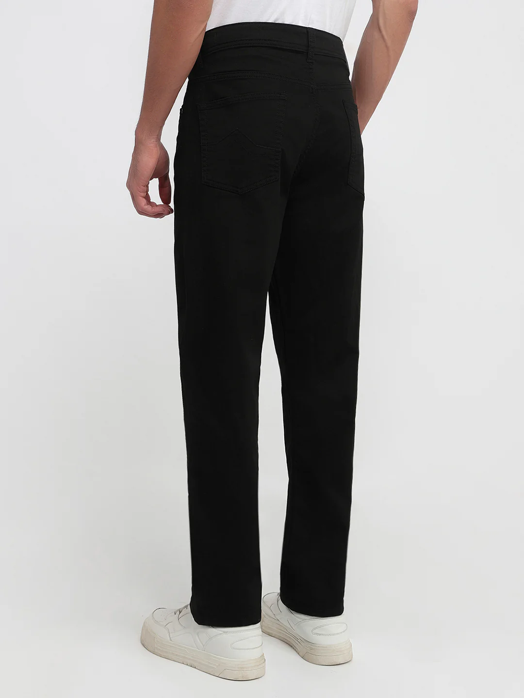 Park Avenue Men Regular Fit Solid Pattern Cotton Blend Flat Front Jeans - Image 4