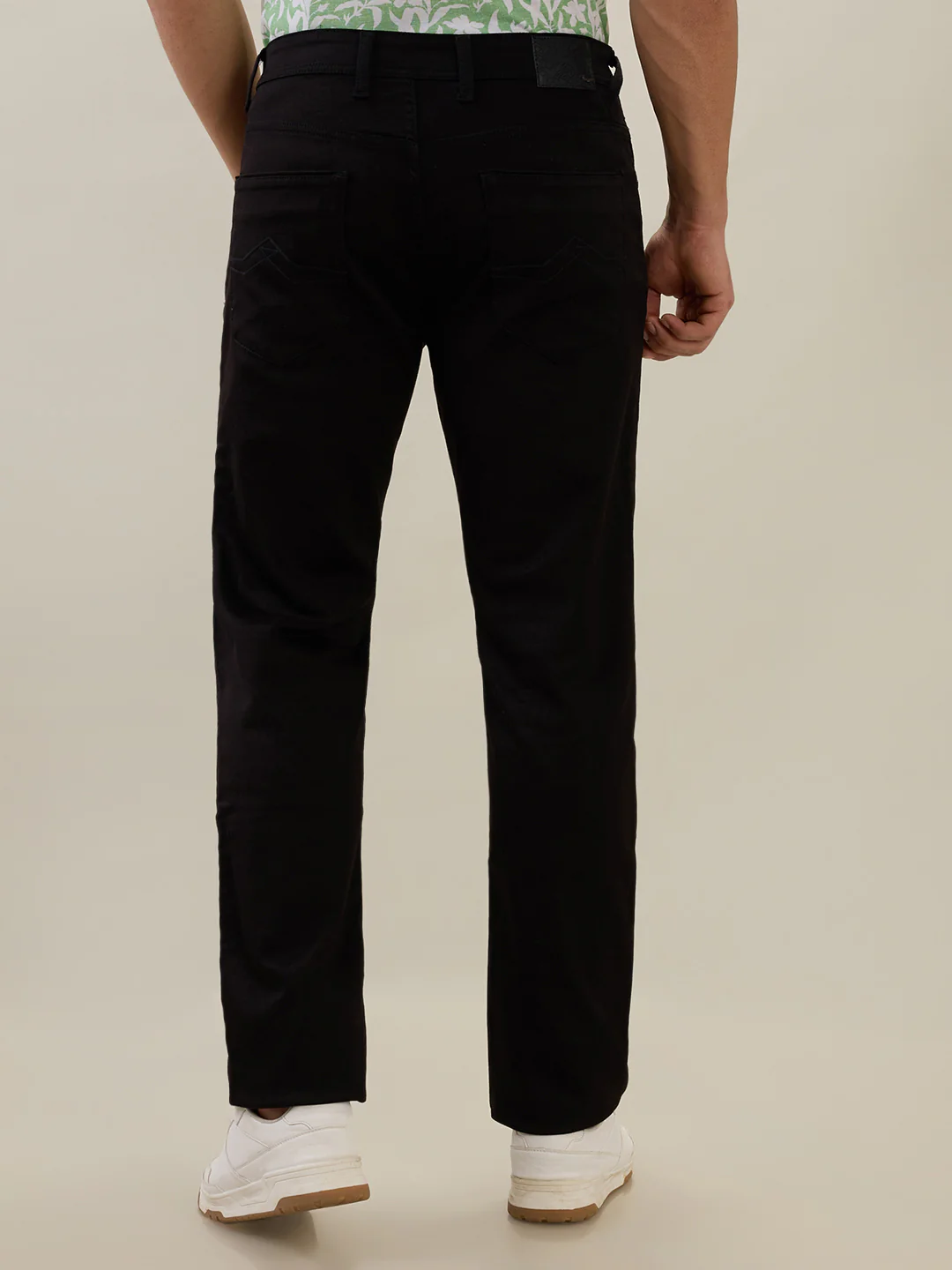 Park Avenue Men Slim Fit Solid Pattern Cotton Blend Flat Front Jeans - Image 4