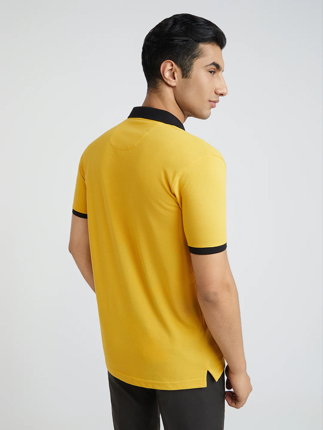 Park Avenue Yellow Solid Slim Fit Cotton Blend T-Shirt - Image 4