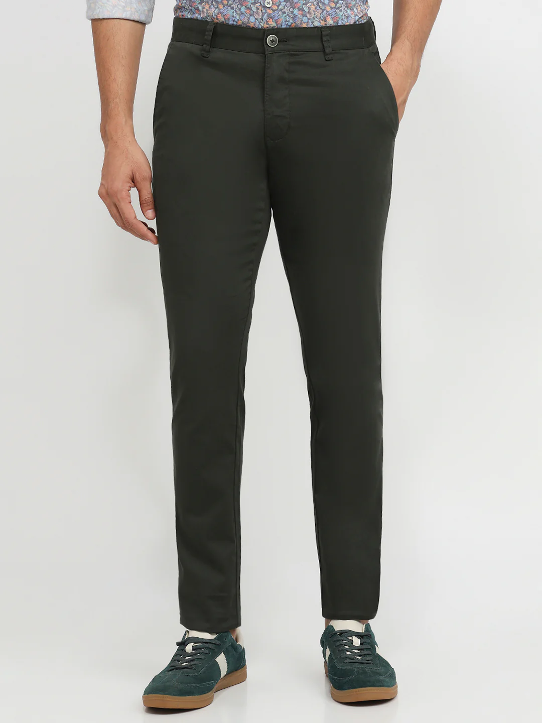 Parx Men Green Solid Low Rise Tapered Cotton Blend Trouser