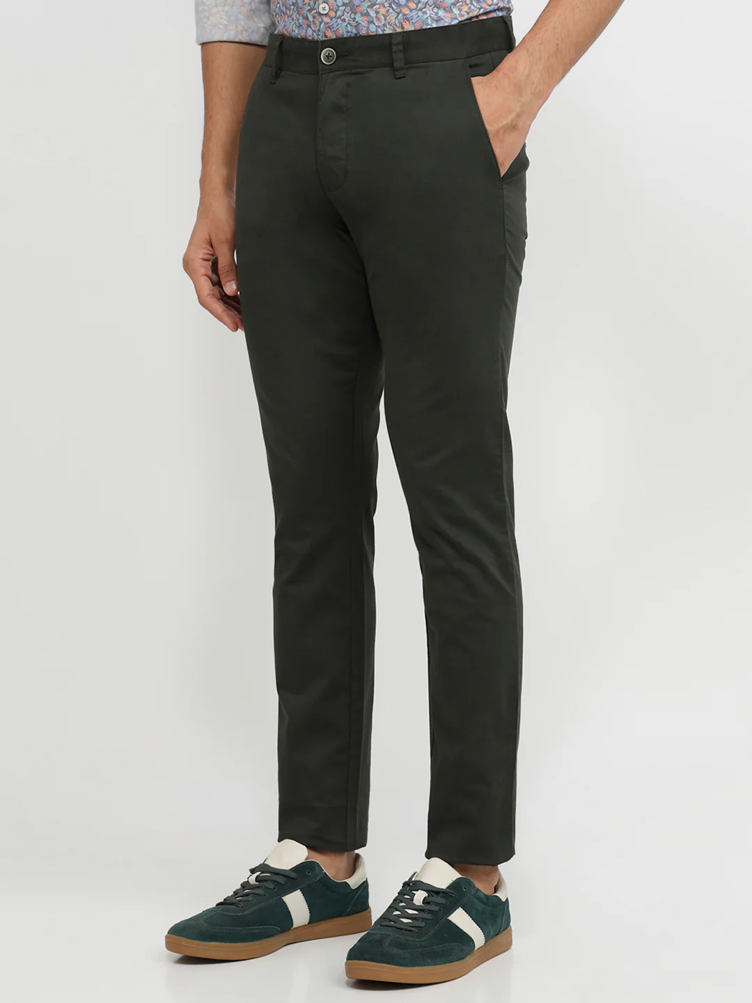 Parx Men Green Solid Low Rise Tapered Cotton Blend Trouser - Image 2